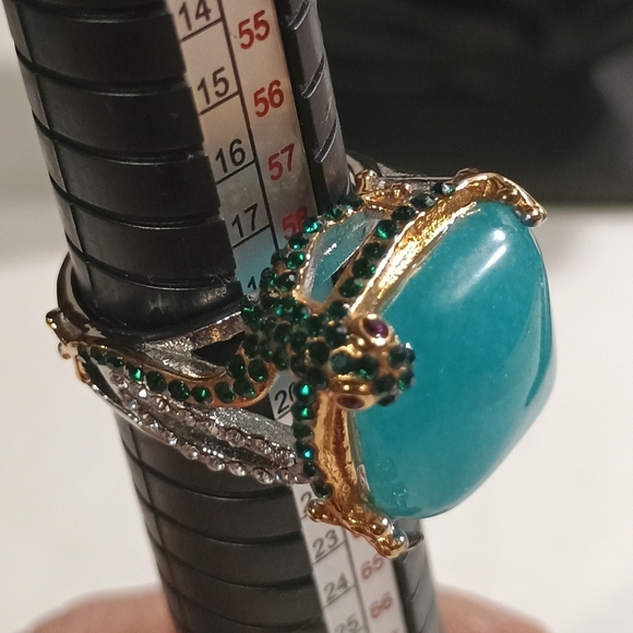 Elegant Turquoise Stone and Gold-Plated Gecko Ring Size 9 - Picture 7 of 8
